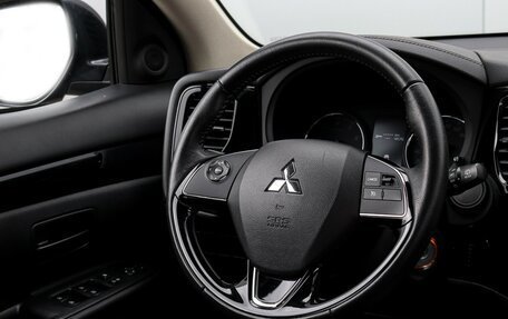 Mitsubishi Outlander III рестайлинг 3, 2019 год, 2 150 000 рублей, 13 фотография