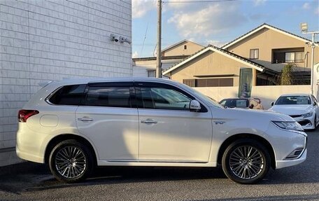 Mitsubishi Outlander III рестайлинг 3, 2021 год, 2 120 000 рублей, 5 фотография