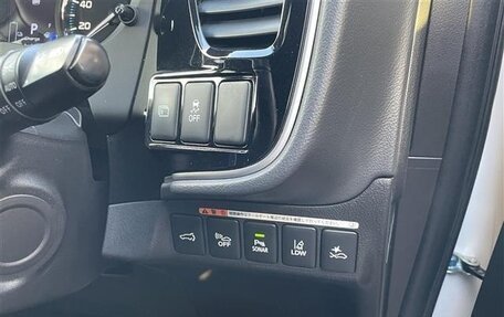 Mitsubishi Outlander III рестайлинг 3, 2021 год, 2 120 000 рублей, 11 фотография
