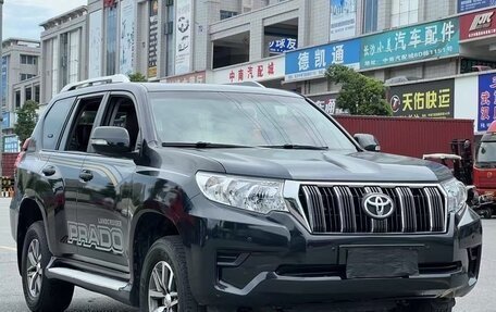 Toyota Land Cruiser Prado 150 рестайлинг 2, 2018 год, 4 245 000 рублей, 3 фотография
