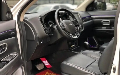 Mitsubishi Outlander III рестайлинг 3, 2021 год, 1 765 000 рублей, 10 фотография
