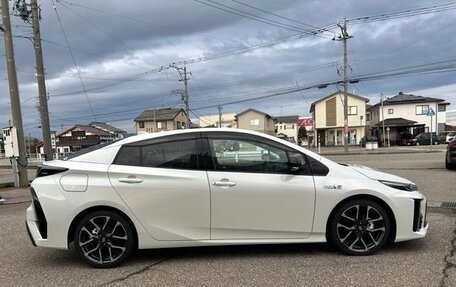 Toyota Prius IV XW50, 2022 год, 1 720 001 рублей, 3 фотография