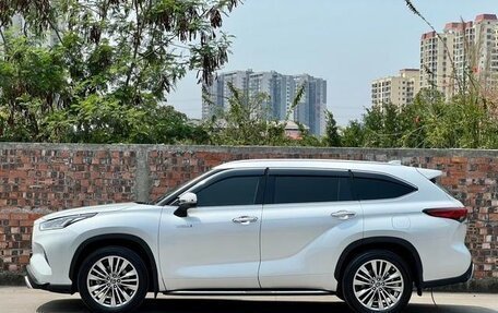 Toyota Highlander, 2022 год, 3 665 000 рублей, 2 фотография