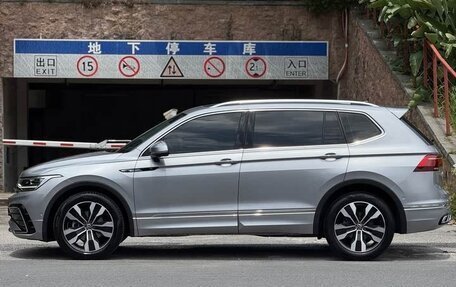 Volkswagen Tiguan II, 2022 год, 2 440 000 рублей, 2 фотография