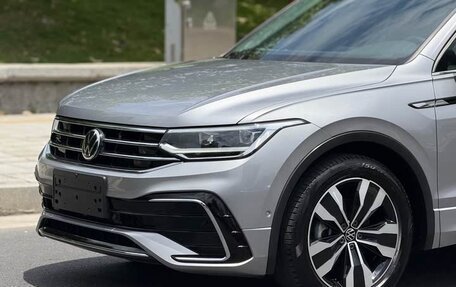 Volkswagen Tiguan II, 2022 год, 2 440 000 рублей, 10 фотография