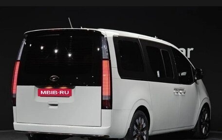 Hyundai Staria, 2022 год, 3 000 000 рублей, 2 фотография