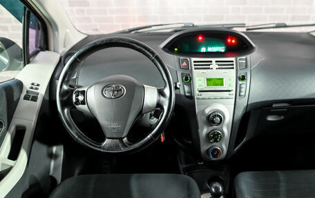 Toyota Yaris III рестайлинг, 2006 год, 570 000 рублей, 16 фотография