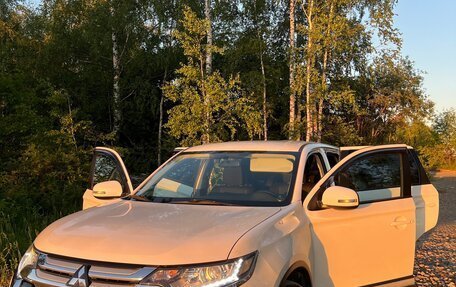 Mitsubishi Outlander III рестайлинг 3, 2015 год, 1 580 000 рублей, 2 фотография