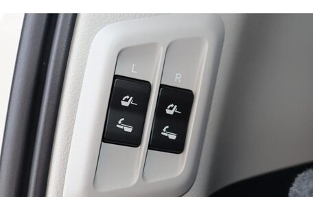Toyota Land Cruiser Prado 150 рестайлинг 2, 2021 год, 3 800 000 рублей, 16 фотография