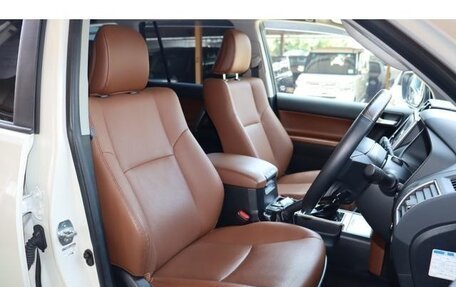 Toyota Land Cruiser Prado 150 рестайлинг 2, 2021 год, 3 800 000 рублей, 7 фотография