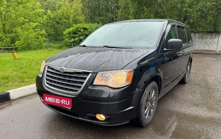 Chrysler Town & Country V рестайлинг, 2008 год, 1 150 000 рублей, 1 фотография