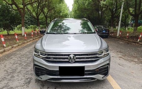 Volkswagen Tiguan II, 2022 год, 3 020 000 рублей, 2 фотография