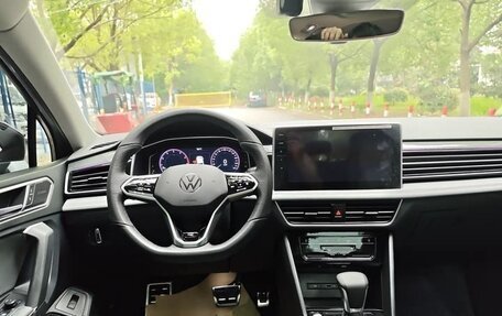 Volkswagen Tiguan II, 2022 год, 3 020 000 рублей, 11 фотография
