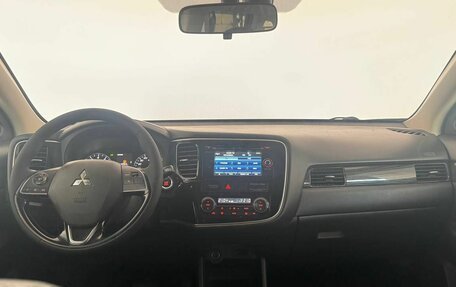 Mitsubishi Outlander III рестайлинг 3, 2016 год, 1 499 000 рублей, 17 фотография