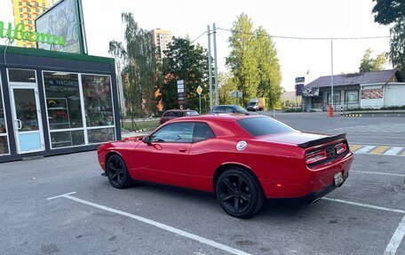 Dodge Challenger III рестайлинг 2, 2017 год, 3 350 000 рублей, 4 фотография