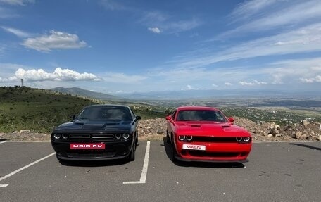 Dodge Challenger III рестайлинг 2, 2017 год, 3 350 000 рублей, 24 фотография
