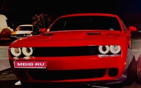 Dodge Challenger III рестайлинг 2, 2017 год, 3 350 000 рублей, 23 фотография