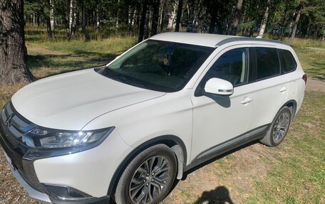Mitsubishi Outlander III рестайлинг 3, 2018 год, 2 750 000 рублей, 5 фотография