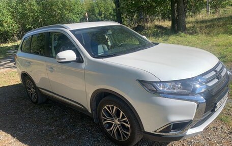 Mitsubishi Outlander III рестайлинг 3, 2018 год, 2 750 000 рублей, 7 фотография