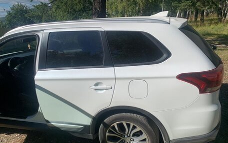 Mitsubishi Outlander III рестайлинг 3, 2018 год, 2 750 000 рублей, 25 фотография