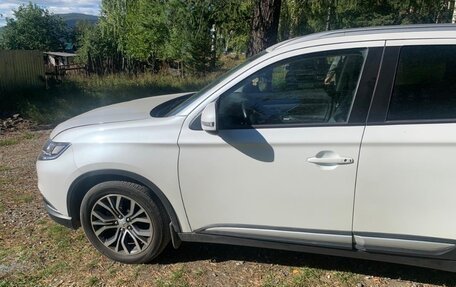Mitsubishi Outlander III рестайлинг 3, 2018 год, 2 750 000 рублей, 21 фотография