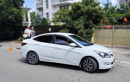 Hyundai Solaris II рестайлинг, 2016 год, 1 000 000 рублей, 3 фотография