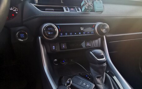 Toyota RAV4, 2021 год, 3 600 000 рублей, 4 фотография