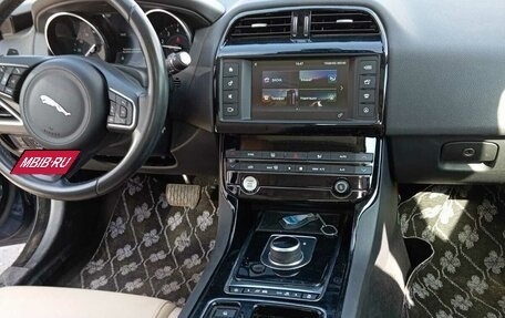 Jaguar XE I рестайлинг, 2017 год, 2 180 000 рублей, 10 фотография