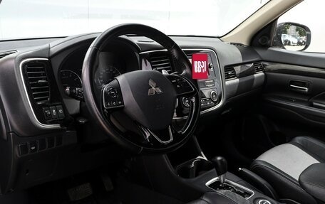 Mitsubishi Outlander III рестайлинг 3, 2016 год, 1 775 000 рублей, 13 фотография