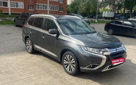 Mitsubishi Outlander III рестайлинг 3, 2019 год, 1 750 000 рублей, 2 фотография