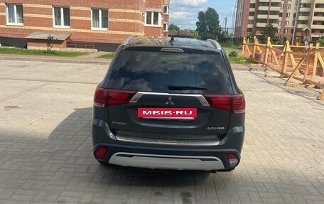 Mitsubishi Outlander III рестайлинг 3, 2019 год, 1 750 000 рублей, 4 фотография