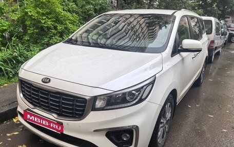 KIA Carnival III, 2018 год, 2 650 000 рублей, 2 фотография