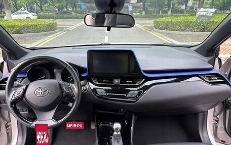 Toyota C-HR I рестайлинг, 2022 год, 2 250 000 рублей, 2 фотография