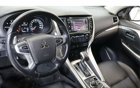 Mitsubishi Pajero Sport III рестайлинг, 2017 год, 2 849 000 рублей, 6 фотография