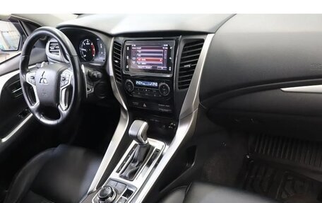 Mitsubishi Pajero Sport III рестайлинг, 2017 год, 2 849 000 рублей, 5 фотография