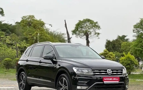 Volkswagen Tiguan II, 2021 год, 2 000 000 рублей, 2 фотография