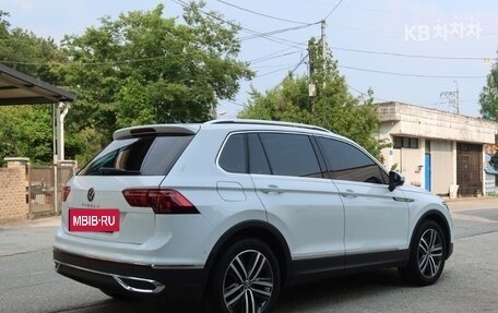 Volkswagen Tiguan II, 2022 год, 2 605 010 рублей, 2 фотография