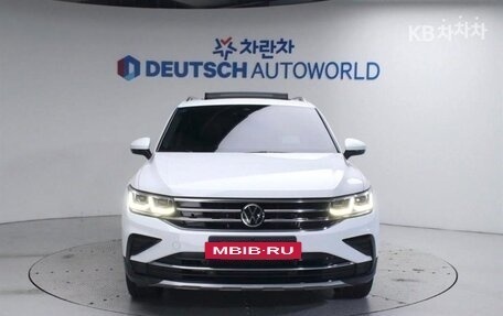Volkswagen Tiguan II, 2021 год, 3 160 010 рублей, 3 фотография