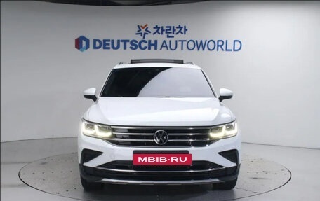Volkswagen Tiguan II, 2021 год, 3 100 010 рублей, 3 фотография