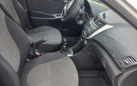Hyundai Solaris II рестайлинг, 2011 год, 630 000 рублей, 10 фотография