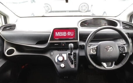 Toyota Sienta II, 2021 год, 1 150 000 рублей, 8 фотография