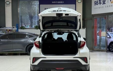 Toyota C-HR I рестайлинг, 2022 год, 1 900 000 рублей, 8 фотография