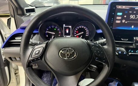 Toyota C-HR I рестайлинг, 2022 год, 1 900 000 рублей, 10 фотография