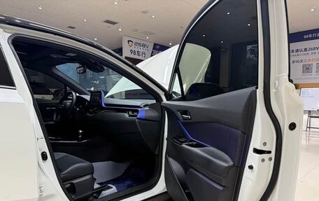 Toyota C-HR I рестайлинг, 2022 год, 1 900 000 рублей, 13 фотография