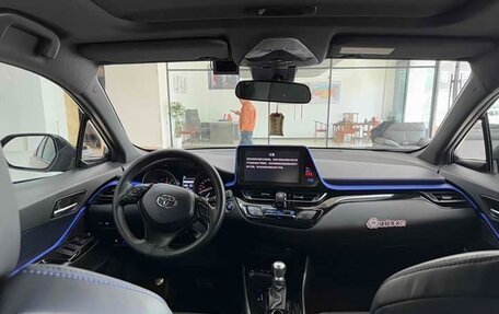 Toyota C-HR I рестайлинг, 2022 год, 1 850 000 рублей, 6 фотография