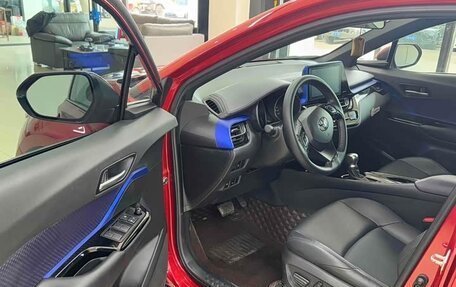 Toyota C-HR I рестайлинг, 2022 год, 1 850 000 рублей, 10 фотография
