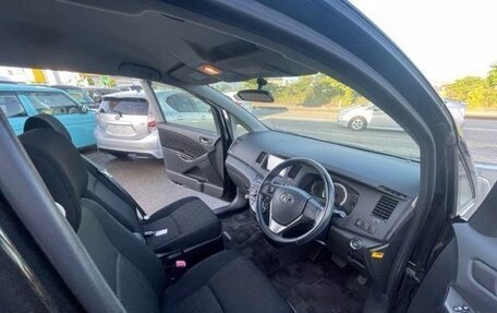 Toyota ISis I, 2017 год, 1 074 000 рублей, 9 фотография