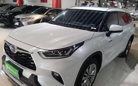 Toyota Highlander, 2022 год, 4 000 000 рублей, 3 фотография