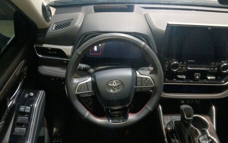 Toyota Highlander, 2022 год, 4 000 000 рублей, 8 фотография