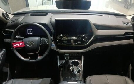 Toyota Highlander, 2022 год, 4 000 000 рублей, 9 фотография